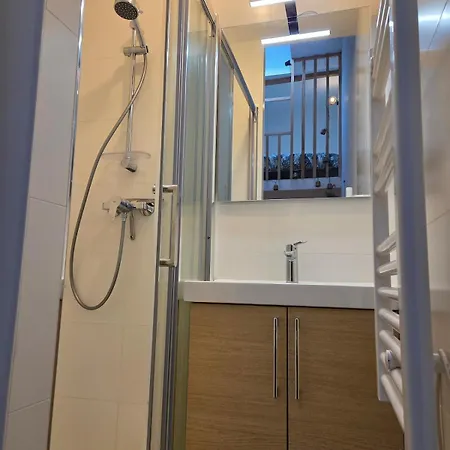 Centre , 5 Chambres, 4sdb Apartment *